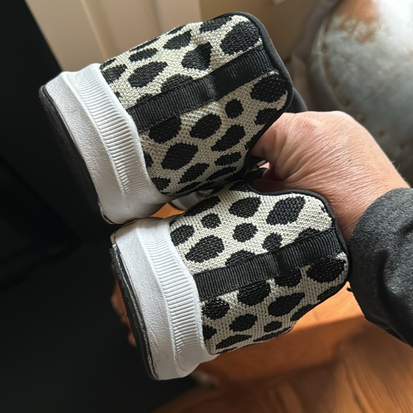 Sneakers size 9 poke-a-dot - Picture 3 of 6